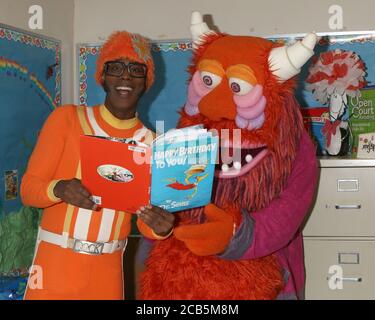 LOS ANGELES - MAR 1: Lance Robertson, DJ Lance Rock, Yo Gabba Gabba Charaktere beim Read Across America Event in der Ardella B. Tibby K – 8 School am 1. März 2019 in Compton, CA Stockfoto