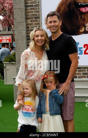 LOS ANGELES - 2. JUNI: Beverley Mitchell, Ehemann Michael Cameron, Sohn Hutton, Tochter Kenzie bei der Premiere von "The Secret Life of Pets 2" im Village Theatre am 2. Juni 2019 in Westwood, CA Stockfoto