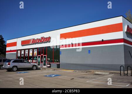 Ein AutoZone-Geschäft in Tigard, Oregon. AutoZone, Inc. Ist ein amerikanischer Händler für Autoteile und Zubehör im Aftermarket, der größte in den USA Stockfoto