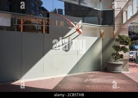 Der aufgetretene Pioneer Place, ein gehobenes Einkaufszentrum in der Innenstadt von Portland, Oregon, inmitten des anhaltenden BLM-Protests, der am Mittwoch, den 5. August 2020 gesehen wurde. Stockfoto