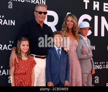 LOS ANGELES - 1. AUG: Grace Avery Costner, Kevin Costner, Cayden Wyatt Costner, Christine Baumgartner, Hayes Logan Costner bei der Weltpremiere "The Art of Racing in the Rain" im El Capitan Theatre am 1. August 2019 in Los Angeles, CA Stockfoto