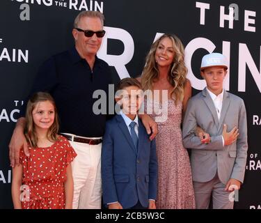 LOS ANGELES - 1. AUG: Grace Avery Costner, Kevin Costner, Cayden Wyatt Costner, Christine Baumgartner, Hayes Logan Costner bei der Weltpremiere "The Art of Racing in the Rain" im El Capitan Theatre am 1. August 2019 in Los Angeles, CA Stockfoto