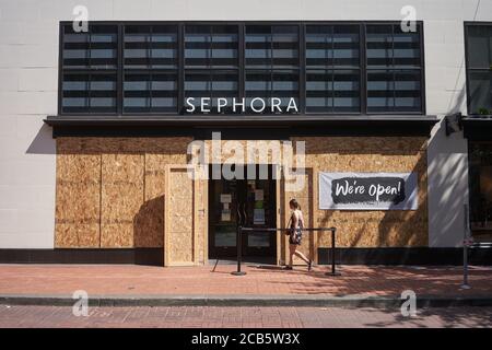 Ein wiedereröffnetes Sephora-Geschäft in der Innenstadt von Portland, Oregon, gesehen am Mittwoch, 5. August 2020, inmitten der anhaltenden BLM-Proteste in einem Pandemie-Sommer. Stockfoto