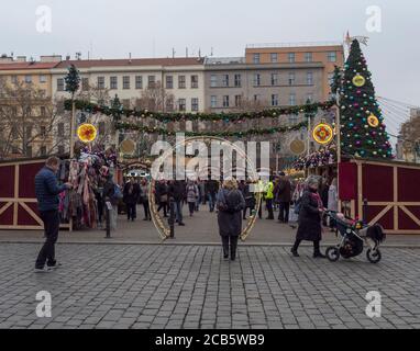 TSCHECHISCHE REPUBLIK, Prag, 5. Dezember 2019: Traditioneller Weihnachtsmarkt am Namesti Miru Platz mit Ständen mit hausgemachten Geschenken, Essen, Dekorationen und Stockfoto