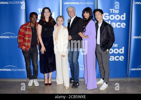 LOS ANGELES - JUN 17: William Jackson Harper, D'Arcy Carden, Kristen Bell, Ted Danson, Jameela Jamil, Manny Jacinto beim "The Good Place" FYC Panel im UCB Sunset Theater am 17. Juni 2019 in Los Angeles, CA Stockfoto
