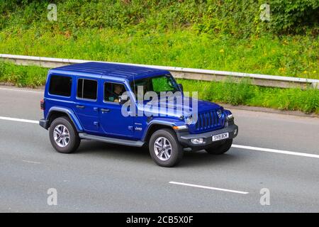 2019 Blue Jeep Wrangler Sahara Unlimited MJT Fahrzeugverkehr bewegte Fahrzeuge, Autos fahren Fahrzeug auf britischen Straßen, Motoren, Fahren auf der Autobahn M6-Netz. Stockfoto