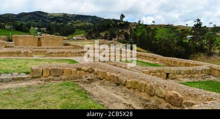 CANAR, ECUADOR - 04. Aug 2018: Basismauern und Pyramide des archäologischen Komplexes von Ingapirca, bei Canar, Ecuador Stockfoto