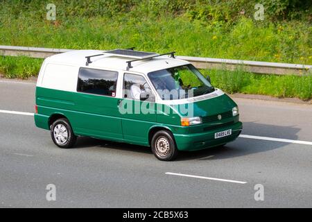 1998 90s VW Volkswagen kombi; Wohnwagen und Wohnmobile, Wohnmobil auf britischen Straßen, Wohnmobil-Freizeitfahrzeug, Familienurlaub, Caravanetteurlaub, Touring Caravan Urlaub, Van-Umbauten, Vanagon autohome, Leben auf der Straße, Stockfoto