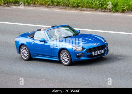 2018 Blue Fiat 124 Spider Classica Multi; Fahrzeugverkehr Fahrzeuge, Autos, die Fahrzeuge auf britischen Straßen fahren, Motoren, Autofahren auf der Autobahn M6. Stockfoto