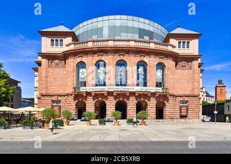 Mainz, Deutschland - Juli 2020: Gebäude des Mainzer Staatstheaters 'Staatstheater', erbaut zwischen 1829 und 1833 von Georg Moller im neoklassischen Stil Stockfoto