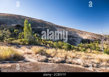 Matobo Hügel, natürliche Granitfelsen bei Trekking zu Bambata Höhle, Matobo Nationalpark, Vororte von Bulawayo, Matabeleland Süd, Simbabwe, Afrika Stockfoto