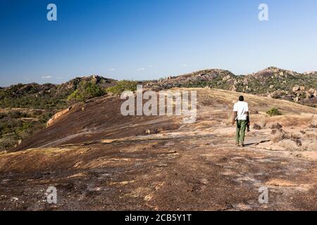 Matobo Hügel, natürliche Granitfelsen bei Trekking zu Bambata Höhle, Matobo Nationalpark, Vororte von Bulawayo, Matabeleland Süd, Simbabwe, Afrika Stockfoto