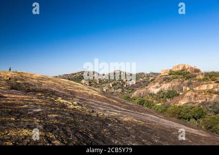 Matobo Hügel, natürliche Granitfelsen bei Trekking zu Bambata Höhle, Matobo Nationalpark, Vororte von Bulawayo, Matabeleland Süd, Simbabwe, Afrika Stockfoto