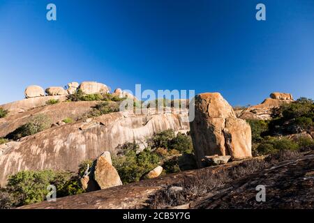 Matobo Hügel, natürliche Granitfelsen bei Trekking zu Bambata Höhle, Matobo Nationalpark, Vororte von Bulawayo, Matabeleland Süd, Simbabwe, Afrika Stockfoto