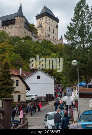 Karlstejn, Tschechische republik, 28. September 2019: : traditionelle Weinlese Feier Parade im Dorf Karlstejn mit Menschenmenge und Stockfoto