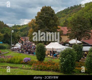 Karlstejn, Tschechische republik, 28. September 2019: : traditionelle Weinlese Feier Parade im Dorf Karlstejn mit Menschenmenge und Stockfoto