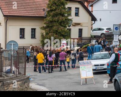 Karlstejn, Tschechische republik, 28. September 2019: : traditionelle Weinlese Feier Parade im Dorf Karlstejn mit Menschenmenge und Stockfoto