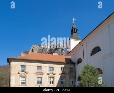 Barockes Benediktinerkloster, Kloster und Kirche St. Johannes unter der Klippe, Svaty Jan pod Skalou, Beroun, Mittelböhmische Region, Tschechische Republik Stockfoto