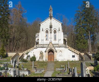 St. Maximilian Kapelle, Barockkirche mit altem Friedhof in St. John unter der Klippe, Svaty Jan pod Skalou, Tschechische Republik, Frühling sonnigen Tag, blau Stockfoto