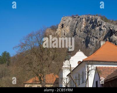 Barockes Benediktinerkloster, Kloster und Kirche St. Johannes unter der Klippe, Svaty Jan pod Skalou, Beroun, Mittelböhmische Region, Tschechische Republik Stockfoto