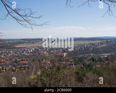 Blick auf die kleine Stadt mnisek pod brdy in tschechien mit Tres, Schloss und Gebäuden, frühem Frühling, blauer Himmel Hintergrund Stockfoto