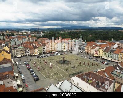 TSCHECHISCHE REPUBLIK, CESKE BUDEJOVICE, 15. JULI 2016: Blick auf den Hauptplatz in der Innenstadt vom schwarzen Turm Rathaus mit dramatischen Wolken Stockfoto