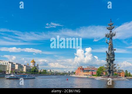 MOSKAU, RUSSLAND-19. JULI 2020. Peter große Statue, 98 Meter hohes Denkmal für Peter 1 an einem sonnigen Tag mit blauem Himmel Stockfoto