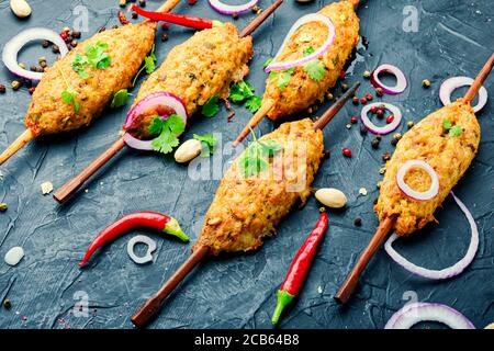 Saftiger lula Kebab aus Fleisch.Hackfleisch auf dem Grill Stockfoto