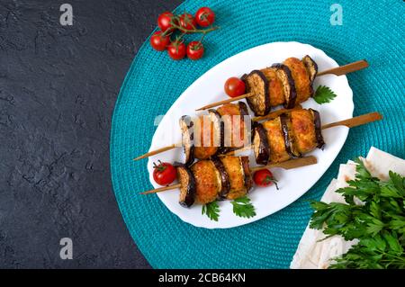 Geriebenen Fleischbällchen mit Auberginen auf Spieße. Hühnerkebab mit Gemüse. Diät-Fleischgericht. Die Ansicht von oben Stockfoto