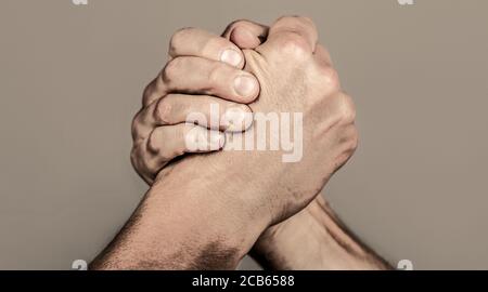 Zwei Männer Armringen. Armdrücken. Freundliche Handshake, Freundschaftsgrüße, Teamarbeit. Hand, Rivalität, vs, Herausforderung, Stärke Vergleich. Zwei muskulös Stockfoto