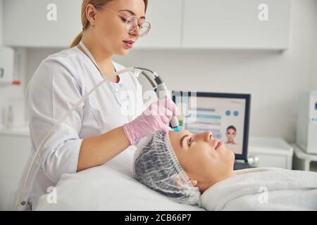Frau, die von einem professionellen Dermatologen behandelt wird Stockfoto