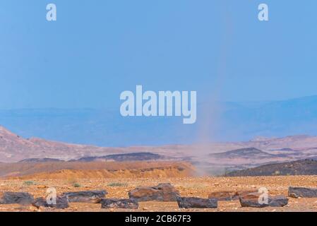 Wirbelwind bildet eine Staubsäule in der Wüste. Fotografiert in der Negev-Wüste, Israel Stockfoto