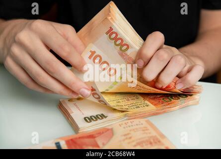 Hongkong, Hongkong SAR, China. August 2020. 2020 HKD 1000 Dollar Rechnungen von Standard Chartered Hong Kong Bank ausgestellt. Quelle: Jayne Russell/ZUMA Wire/Alamy Live News Stockfoto