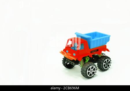 Kunststoff Kipper Spielzeug Bau Fahrzeug isoliert auf weißem Hintergrund Stockfoto