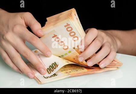 Hongkong, Hongkong SAR, China. August 2020. 2020 HKD 1000 Dollar Rechnungen von Standard Chartered Hong Kong Bank ausgestellt. Quelle: Jayne Russell/ZUMA Wire/Alamy Live News Stockfoto