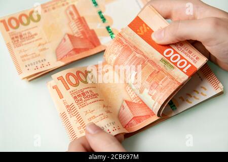 Hongkong, Hongkong SAR, China. August 2020. 2020 HKD 1000 Dollar Rechnungen von Standard Chartered Hong Kong Bank ausgestellt. Quelle: Jayne Russell/ZUMA Wire/Alamy Live News Stockfoto