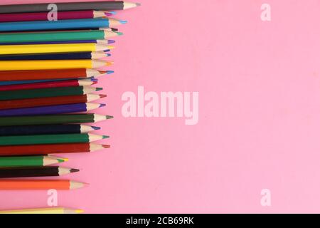 High-Angle-Aufnahme eines Stapels von Buntstiften isoliert Auf einer rosa Oberfläche Stockfoto