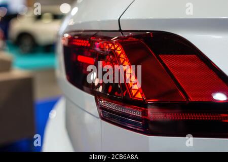 Auto Scheinwerfer mit Hintergrundbeleuchtung. Äußere detail. Weiße Farbe Auto Stockfoto