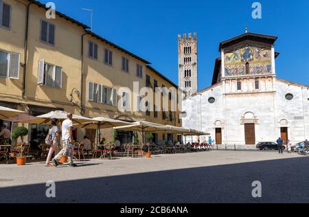 Lucca / Toskana / Italien - August 08 2020: Basilika San Frediano in Lucca, Italien. Alte gemütliche Straße in Lucca. Lucca ist eine Stadt und Gemeinde in der Toskana. Stockfoto