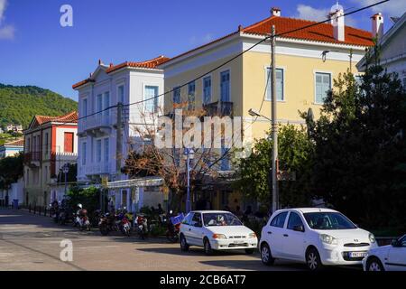 Stadtbild von Poros ein kleines griechisches Inselpaar im südlichen Teil des Saronischen Golfs, Griechenland Stockfoto