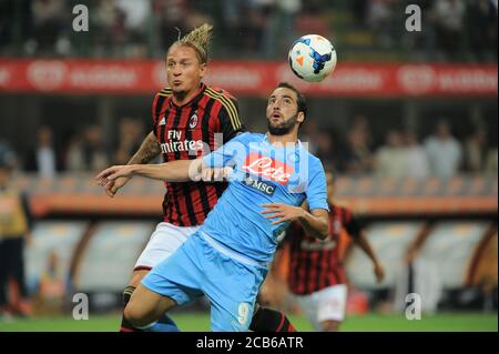 Mailand Italien, 22 September 2013, 'G.MEAZZA SAN SIRO' Stadion, Campionato di Calcio Seria A 2013/2014, AC Mailand - SSC Napoli : Gonzalo Higuain und Philippe Mexes in Aktion während des Spiels Stockfoto