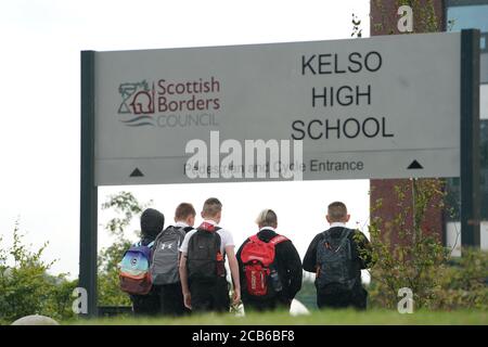 Die Schüler kommen an der Kelso High School an den schottischen Grenzen an, während die Schulen in Schottland am Dienstag beginnen, wieder zu eröffnen, weil sie sich Sorgen um die Sicherheit machen, während der Coronavirus-Pandemie in den Klassenzimmer zurückzukehren. Stockfoto