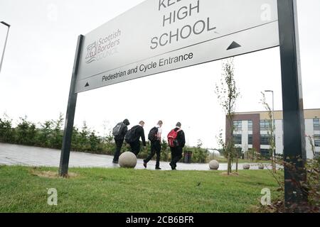 Die Schüler kommen an der Kelso High School an den schottischen Grenzen an, während die Schulen in Schottland am Dienstag beginnen, wieder zu eröffnen, weil sie sich Sorgen um die Sicherheit machen, während der Coronavirus-Pandemie in den Klassenzimmer zurückzukehren. Stockfoto