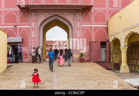 Eingangstor des Stadtpalastes in Jaipur, Indien Stockfoto