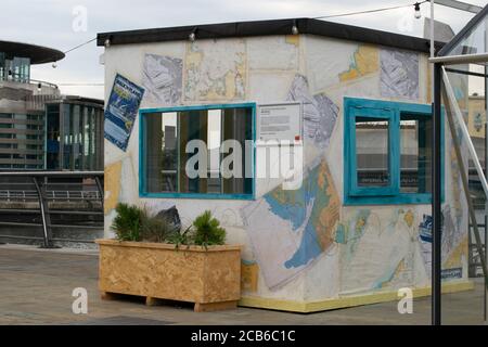 Wandern Sie die Plank, Nauticalia. Box on the Docks gesellschaftlich distanzierte Essbereiche in Media City, Salford Quays, Manchester UK. Stockfoto