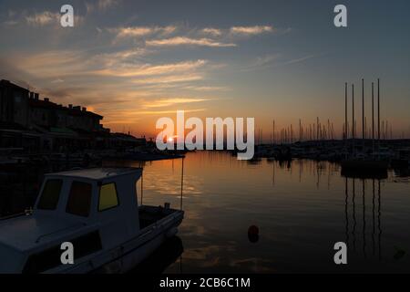 Hafen in Biograd Stadt bei Sonnenuntergang in Kroatien Stockfoto