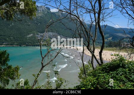 Panoramablick auf den Strand von Oriñon. Stockfoto