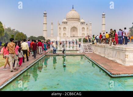 Touristen bewundern das Taj Mahal von der Aussichtsplattform in Agra, Indien Stockfoto