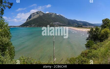 Panoramablick auf den Strand von Oriñon. Stockfoto