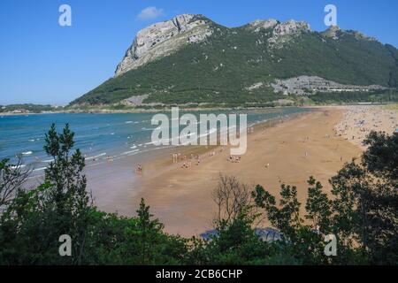 Panoramablick auf den Strand von Oriñon. Stockfoto